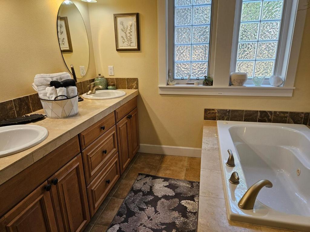 Hot Tub (Jacuzzi) - Photo 2