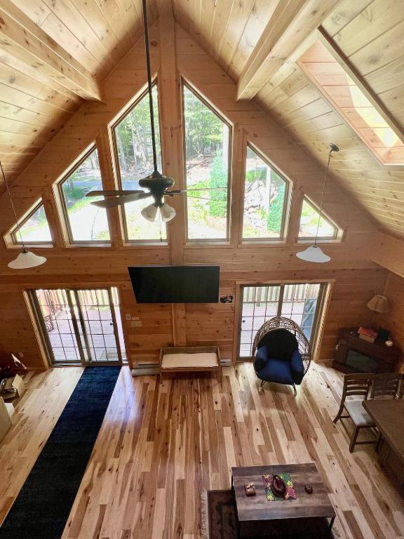 Luxury Cabin with Outdoor HotTub-NEW Construction - Image 5