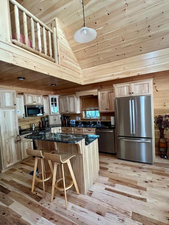 Luxury Cabin with Outdoor HotTub-NEW Construction - Image 4