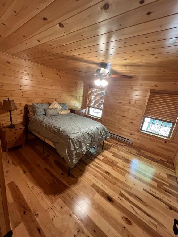 Luxury Cabin with Outdoor HotTub-NEW Construction - Image 7