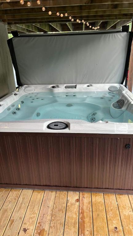 Hot Tub (Jacuzzi) - Photo 3