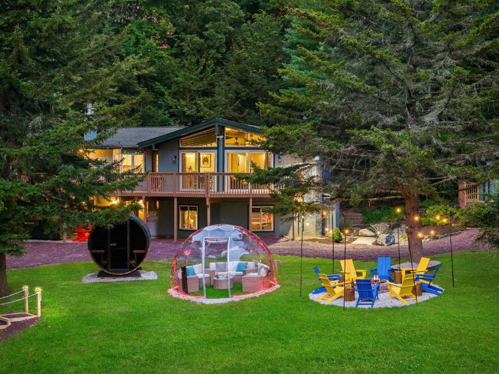 The Lazy Bear Cabin Dome Hot Tub Sauna & More