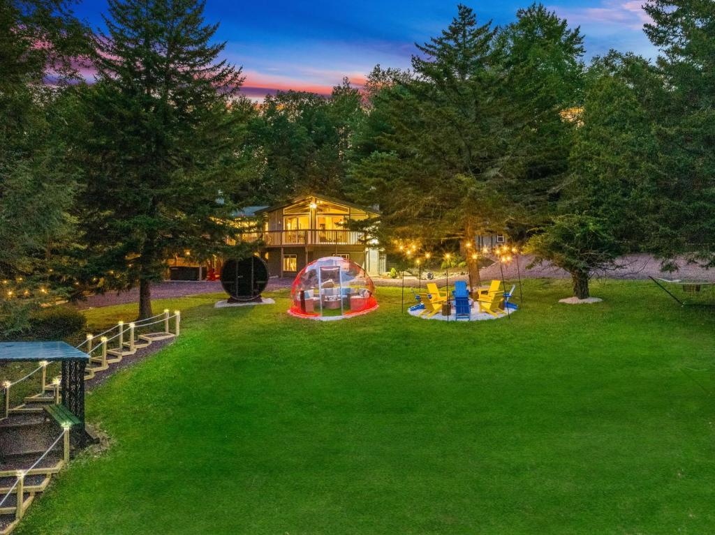 The Lazy Bear Cabin Dome Hot Tub Sauna & More - Image 6