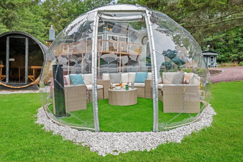 The Lazy Bear Cabin Dome Hot Tub Sauna & More - Image 8