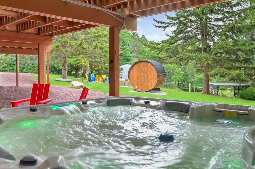 Hot Tub (Jacuzzi) - Photo 3