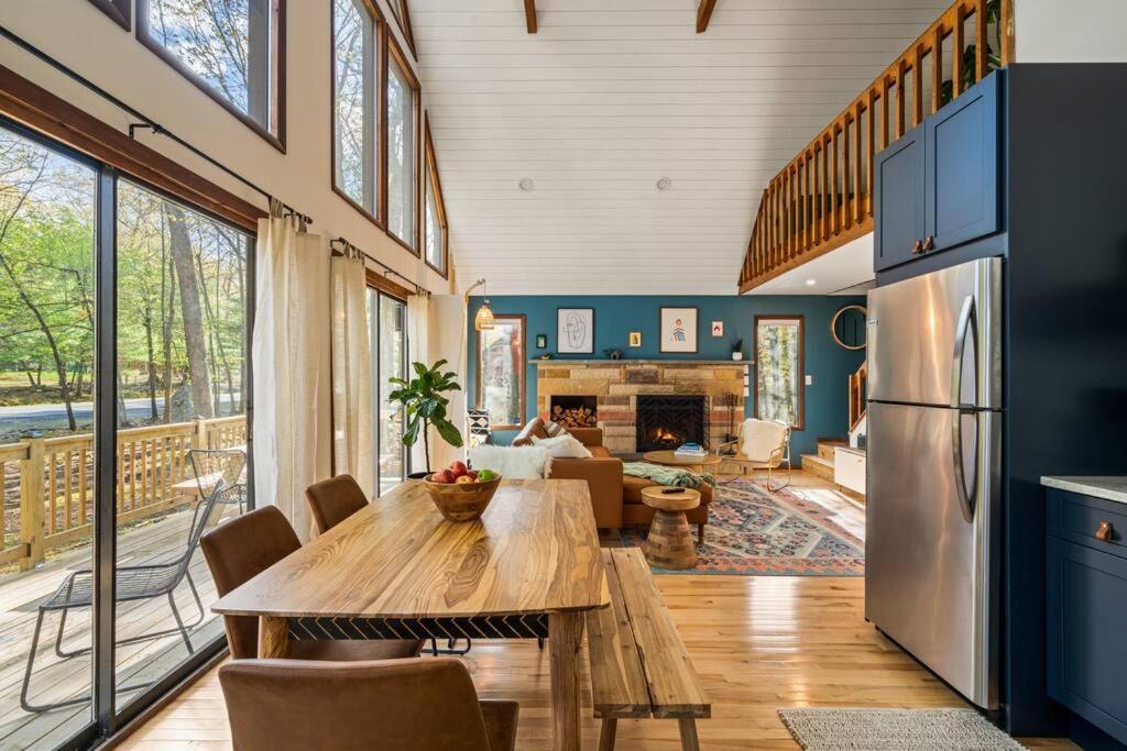 The Blue Forest Chalet - Kayak, Hike, Hot Tub - Image 4