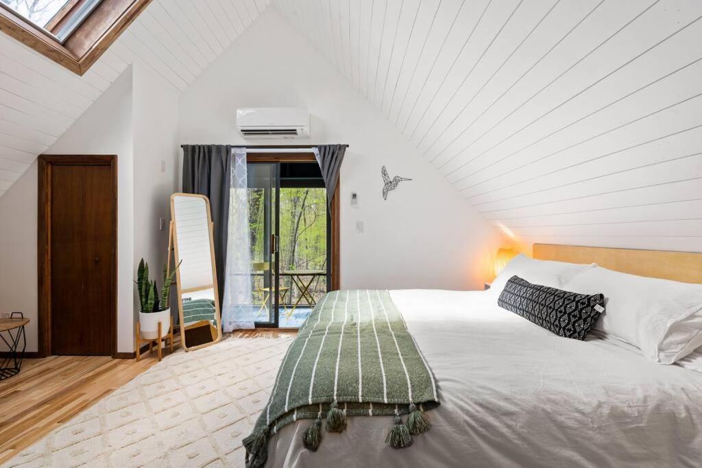 The Blue Forest Chalet - Kayak, Hike, Hot Tub - Image 7