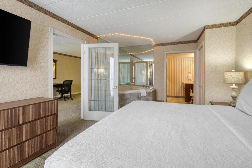 Hot Tub (Jacuzzi) - Photo 2