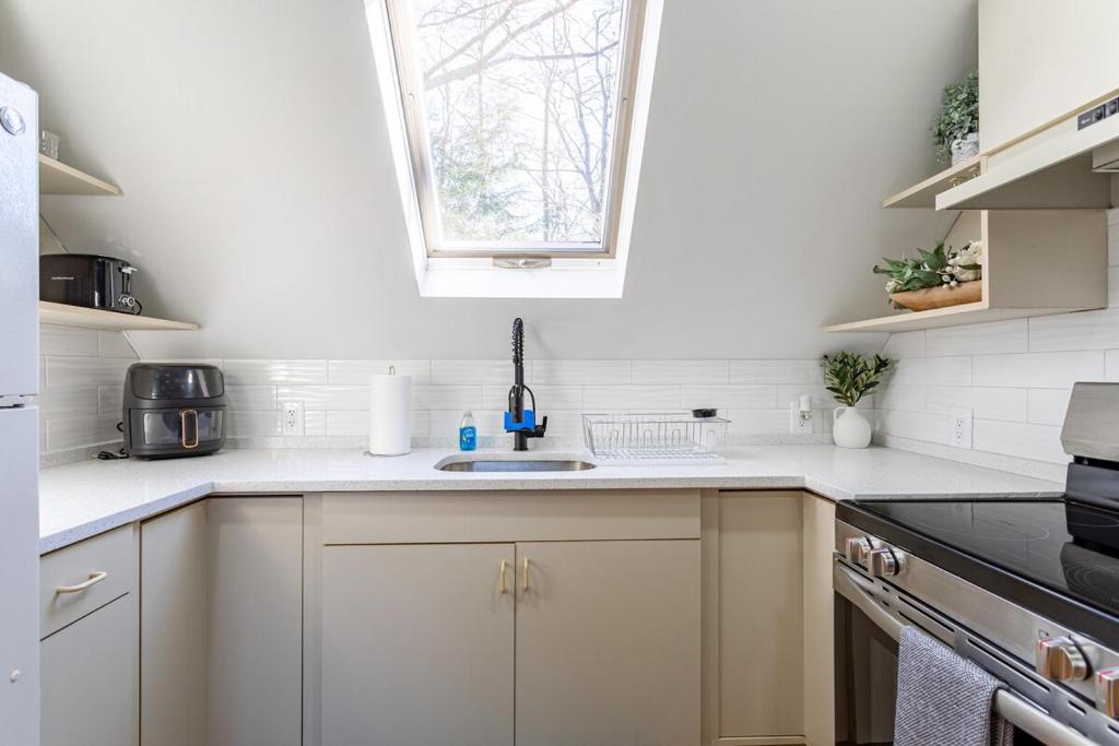 Poconos Pines Retreat getaway near top attractions - Image 7