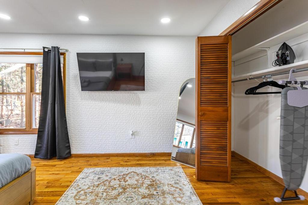 Poconos Pines Retreat getaway near top attractions - Image 8