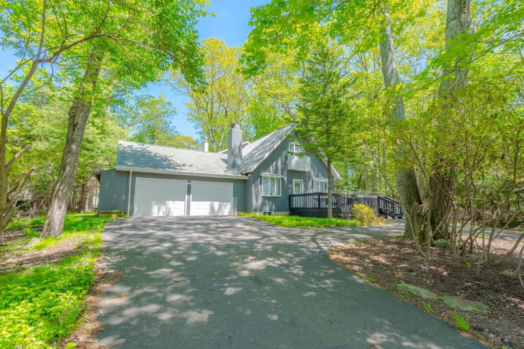 Poconos Pines Retreat getaway near top attractions