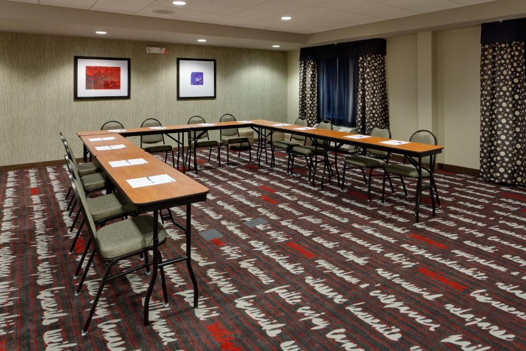 Holiday Inn Express & Suites Northeast by IHG - Image 7