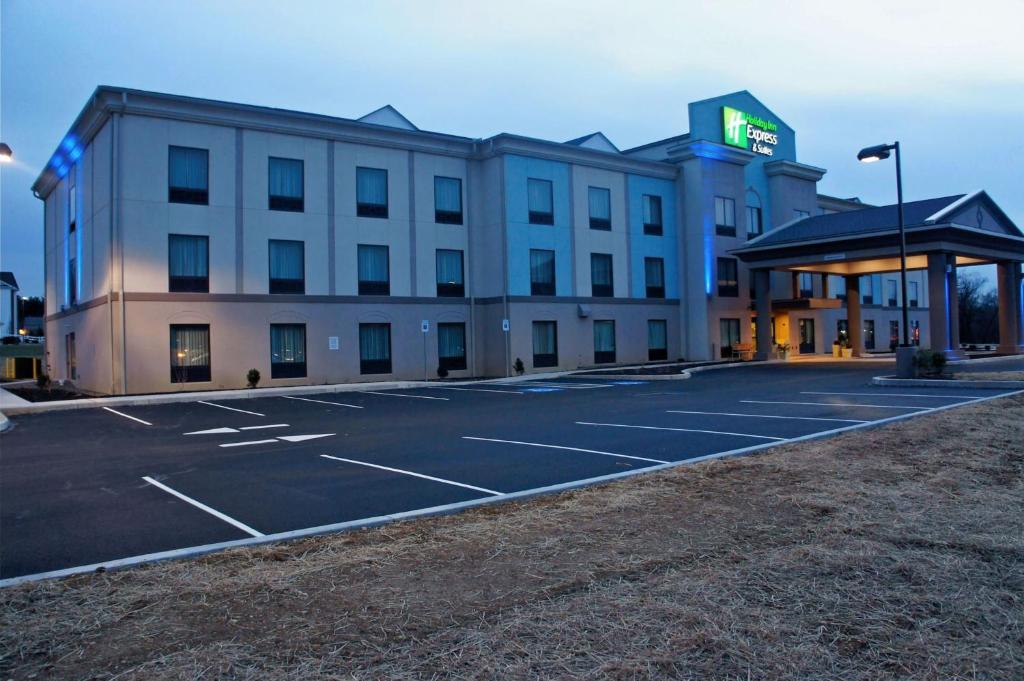 Holiday Inn Express & Suites Northeast by IHG - Image 6