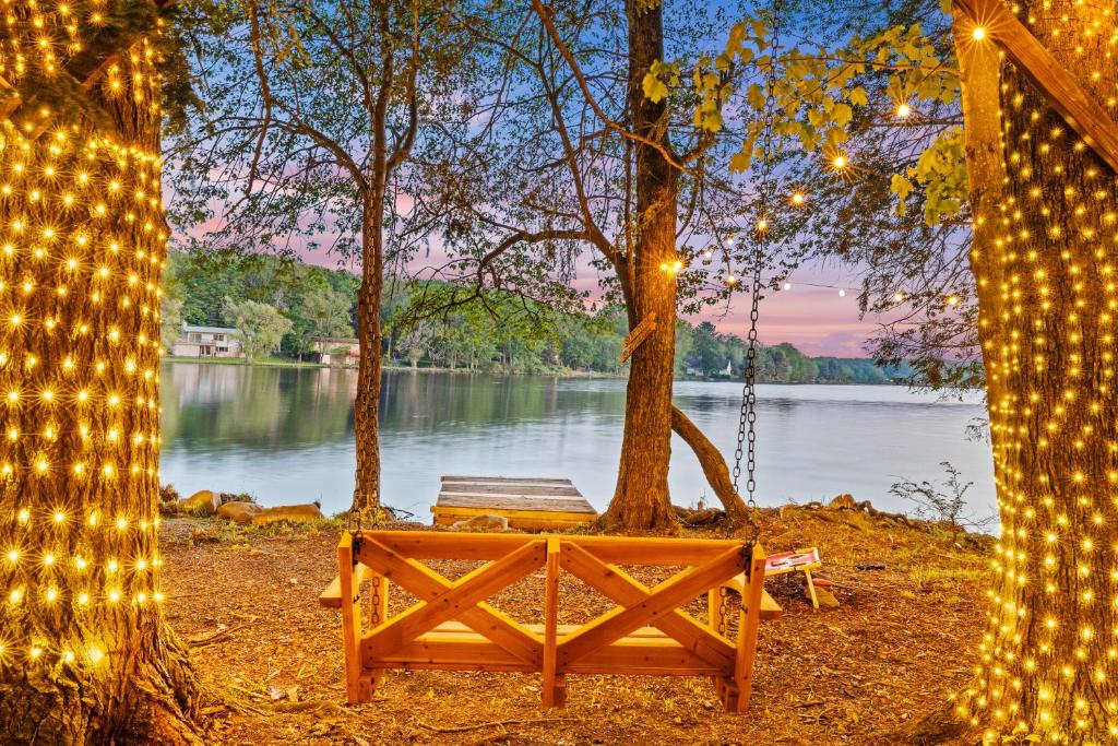 Lakehouse with Boats, MiniGolf, Sauna, HotTub, Swings and Playground! - Image 6