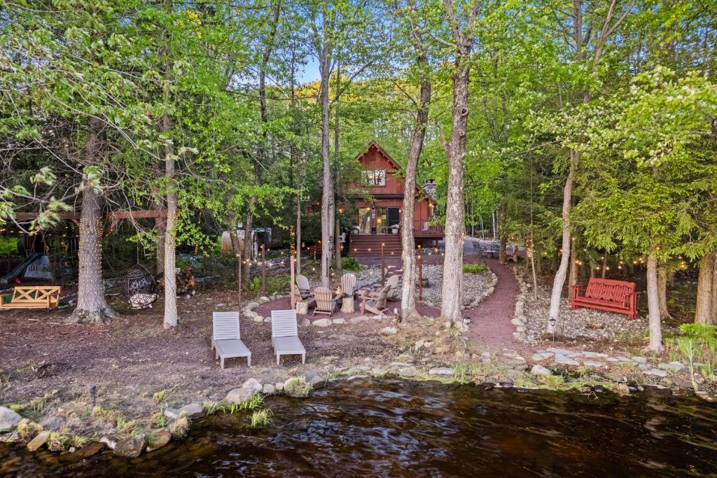 Lakehouse with Boats, MiniGolf, Sauna, HotTub, Swings and Playground! - Image 4