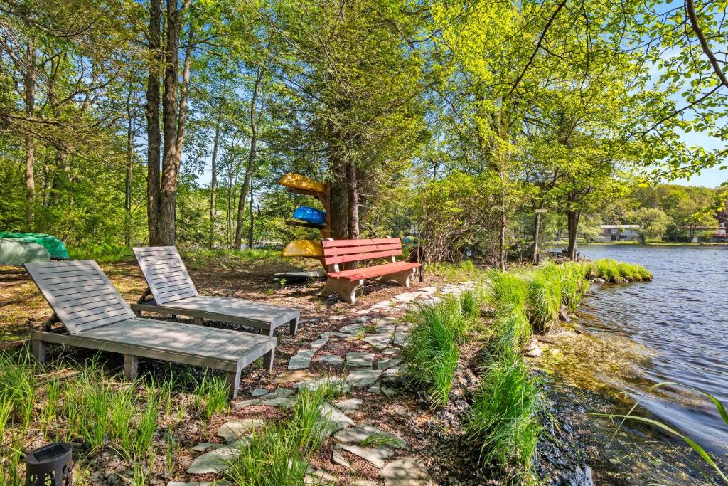 Lakehouse with Boats, MiniGolf, Sauna, HotTub, Swings and Playground! - Image 8