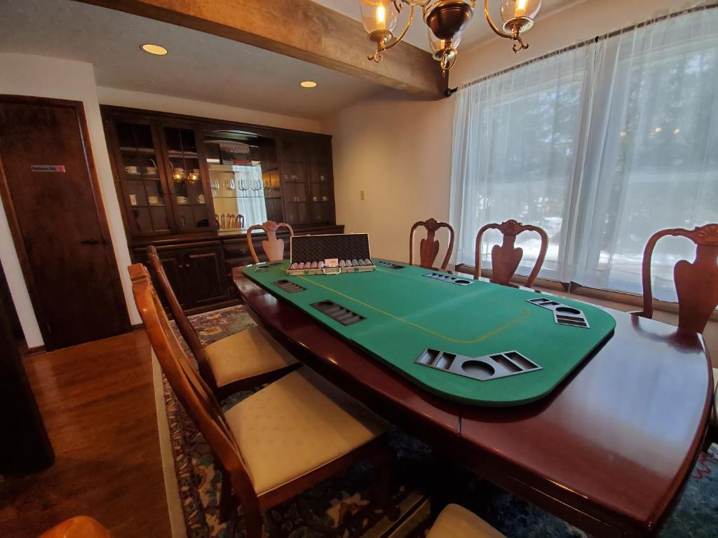 Spacious Gateway, 15 min to Camelback Ski, Hot tub, Game room - Image 7