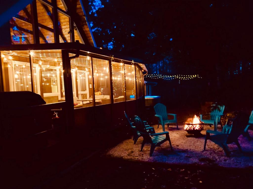 Spacious Gateway, 15 min to Camelback Ski, Hot tub, Game room