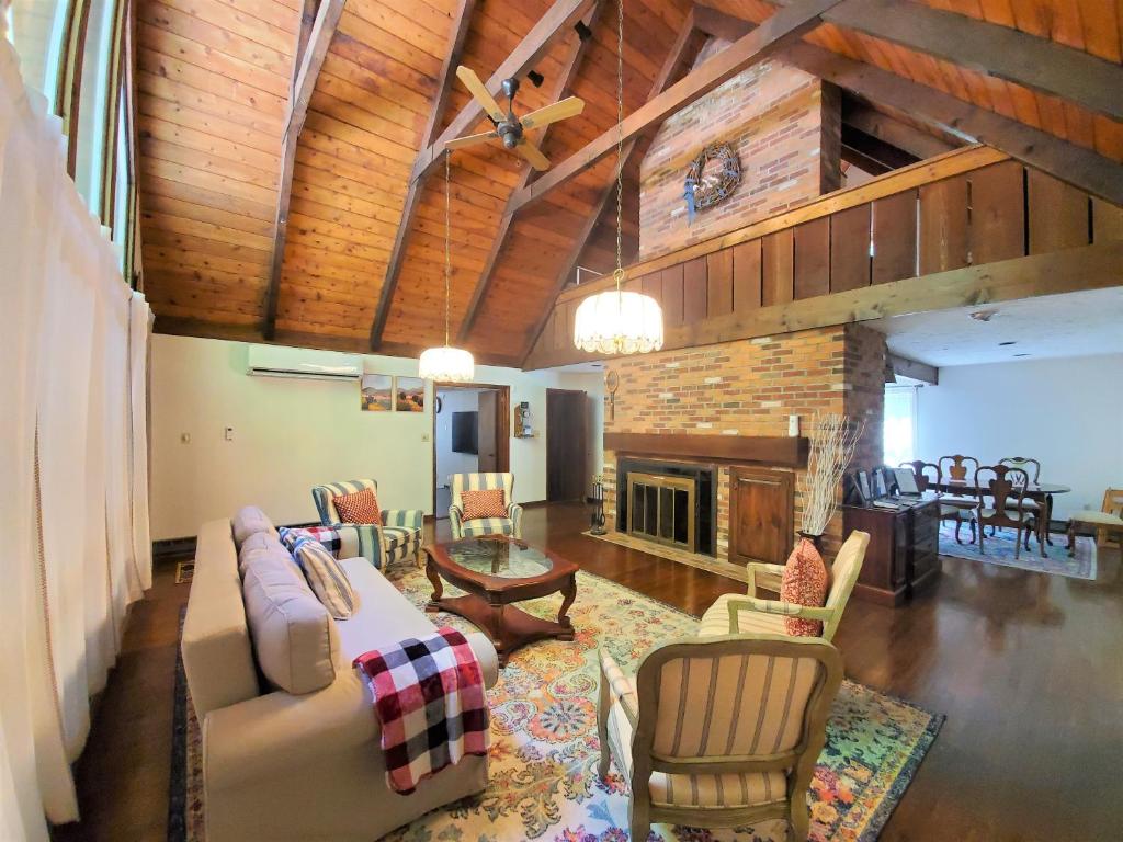 Spacious Gateway, 15 min to Camelback Ski, Hot tub, Game room - Image 6