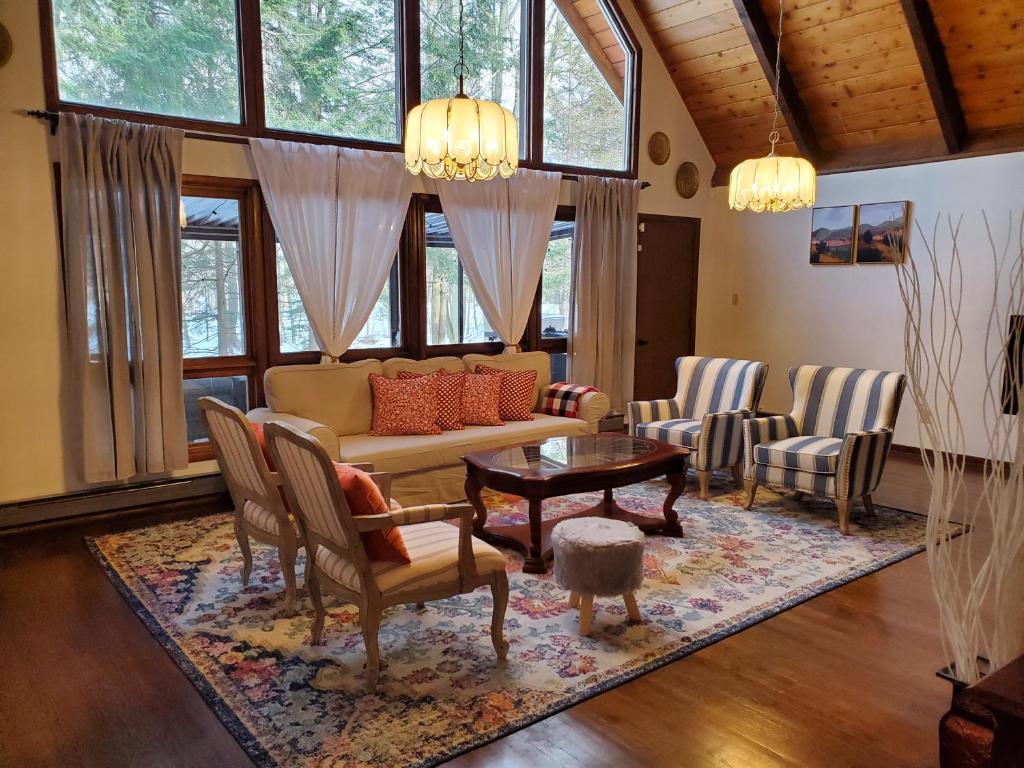 Spacious Gateway, 15 min to Camelback Ski, Hot tub, Game room - Image 4