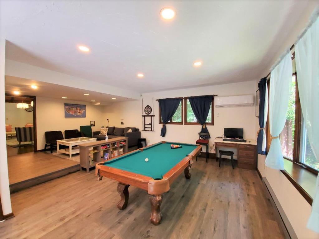 Spacious Gateway, 15 min to Camelback Ski, Hot tub, Game room - Image 8