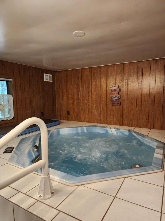 The Woodland Hideout with private Hot Tub & Sauna