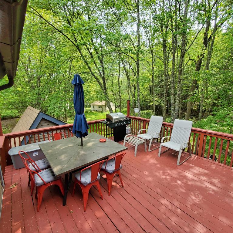 The Woodland Hideout with private Hot Tub & Sauna - Image 4