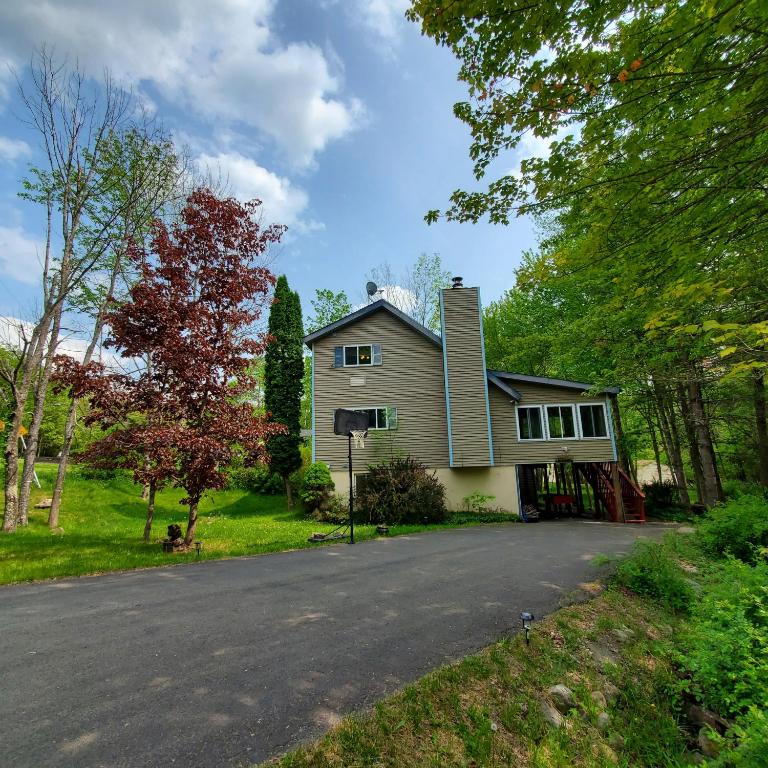 The Woodland Hideout with private Hot Tub & Sauna