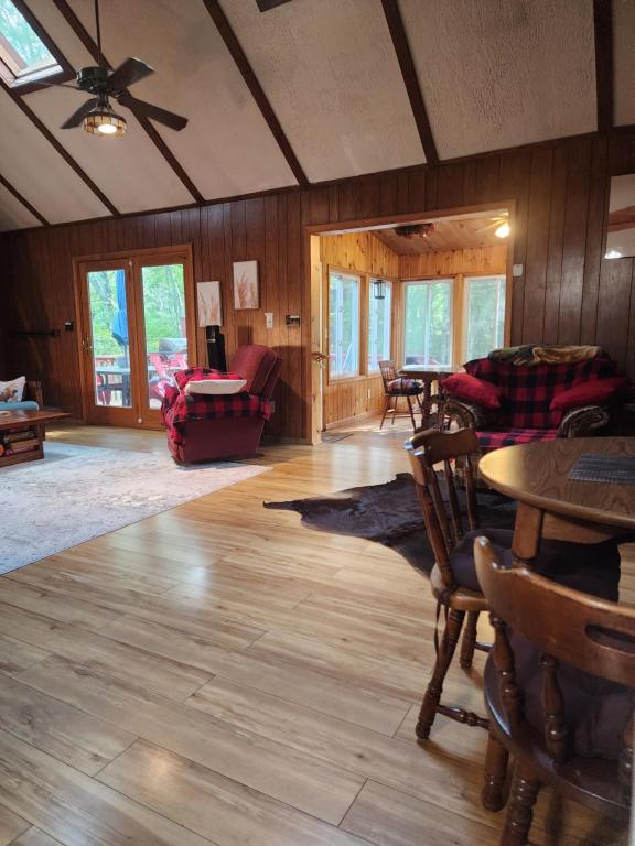 The Woodland Hideout with private Hot Tub & Sauna - Image 8