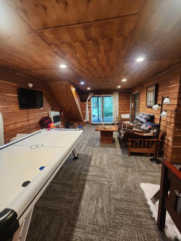 The Woodland Hideout with private Hot Tub & Sauna - Image 5