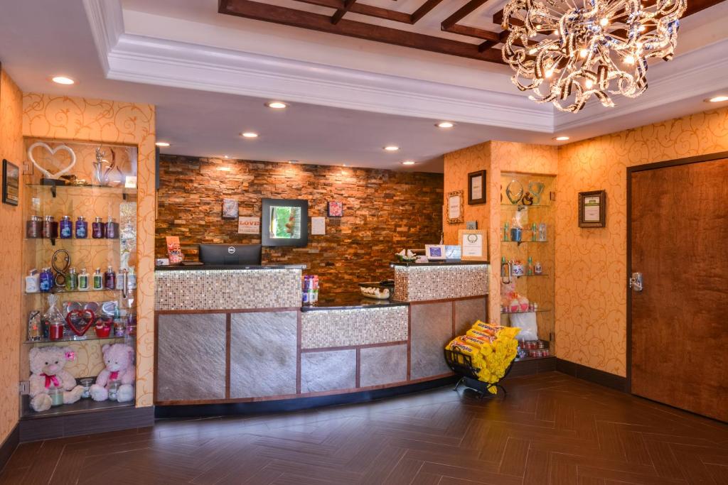 Inn of The Dove Romantic Luxury & Business Suites - Image 8