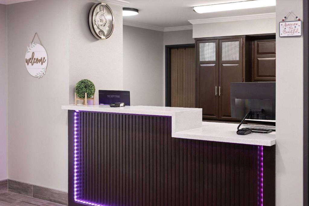 Super 8 by Wyndham Burnham/Lewistown - Image 7