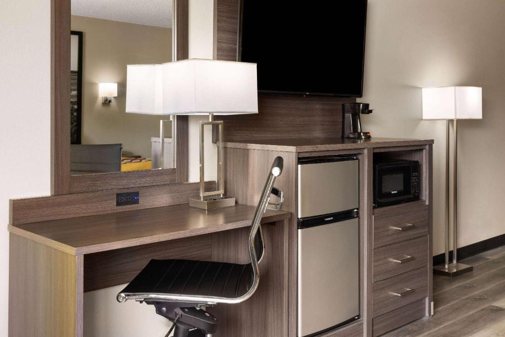 Super 8 by Wyndham Burnham/Lewistown - Image 4