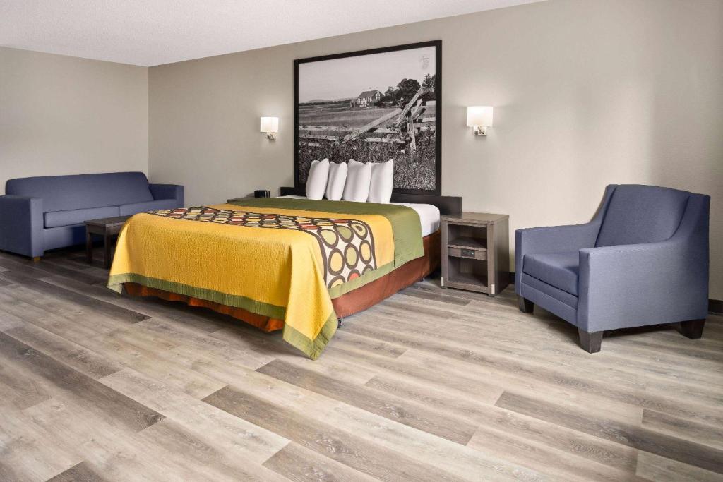 Super 8 by Wyndham Burnham/Lewistown - Image 8