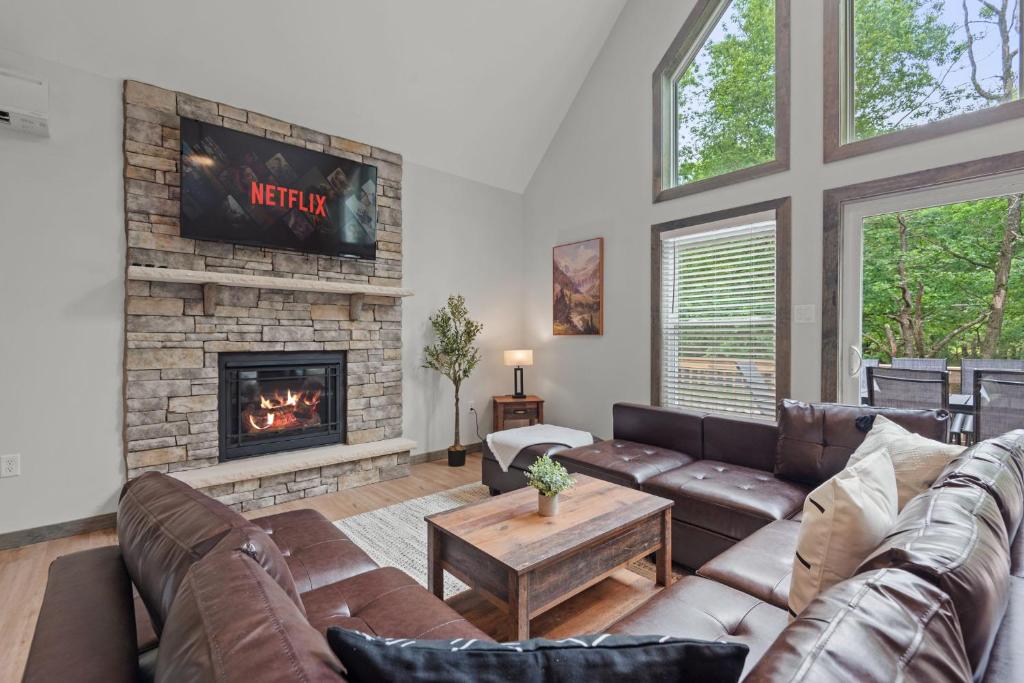 Twin Chalet - 6 BDs Hot Tub Game Area and more