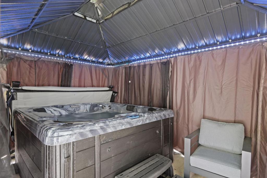 Twin Chalet - 6 BDs Hot Tub Game Area and more