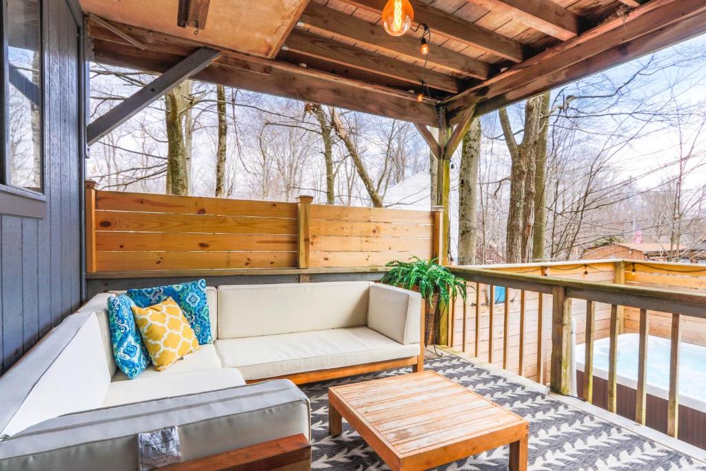 Beautiful Mount Pocono Chalet with Hot Tub!!