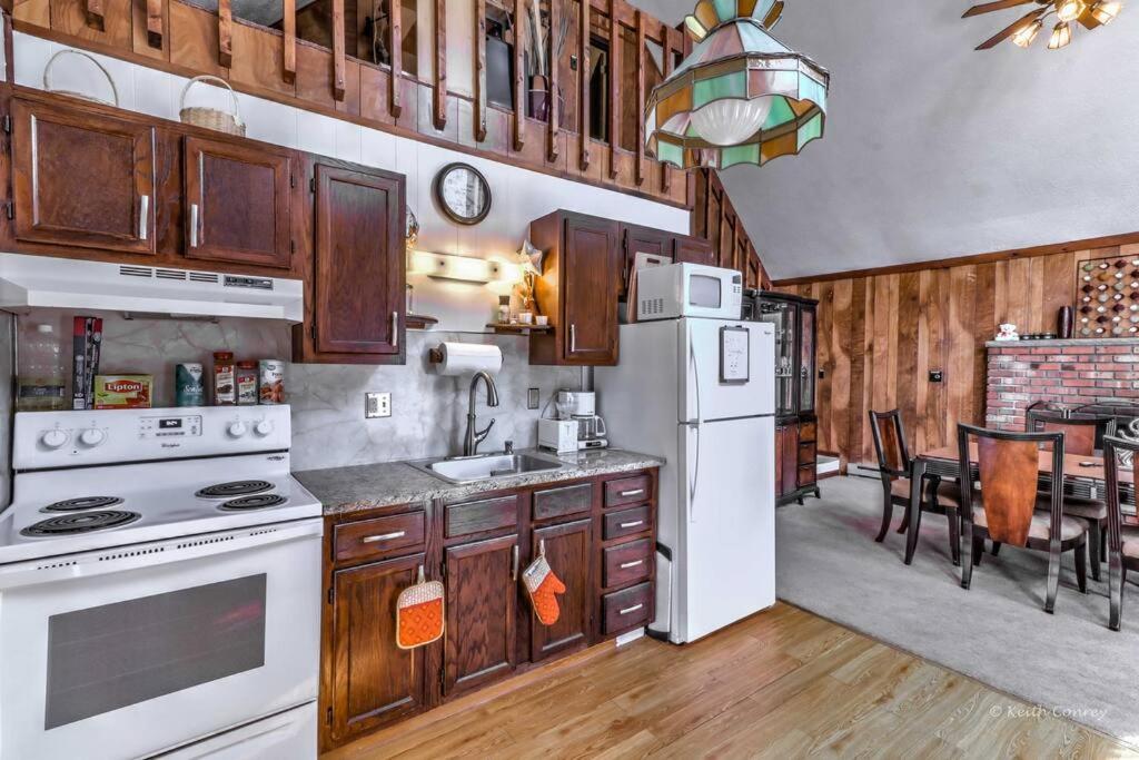 Beautiful Chalet with Hot Tub & Sauna in Poconos - Image 8