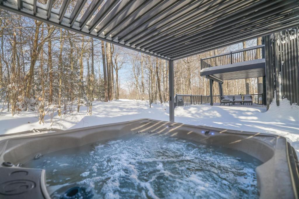 Modern chalet for 8 people with Fireplace, Hot Tub and nearby Skiing
