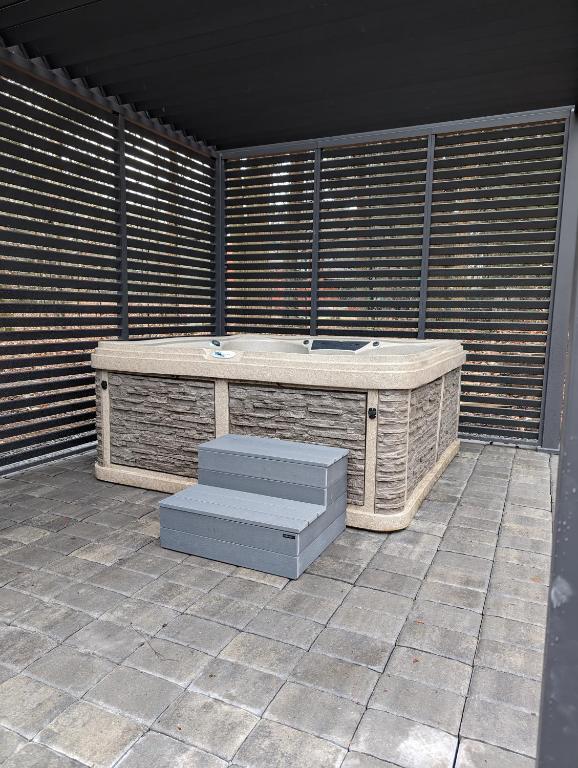 Hot Tub (Jacuzzi) - Photo 3