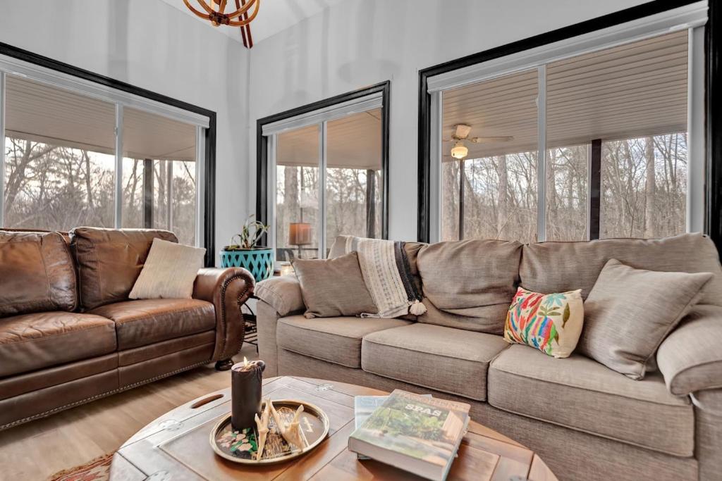 Fall and Winter Forest Retreat Private Spa, Sauna & Ski