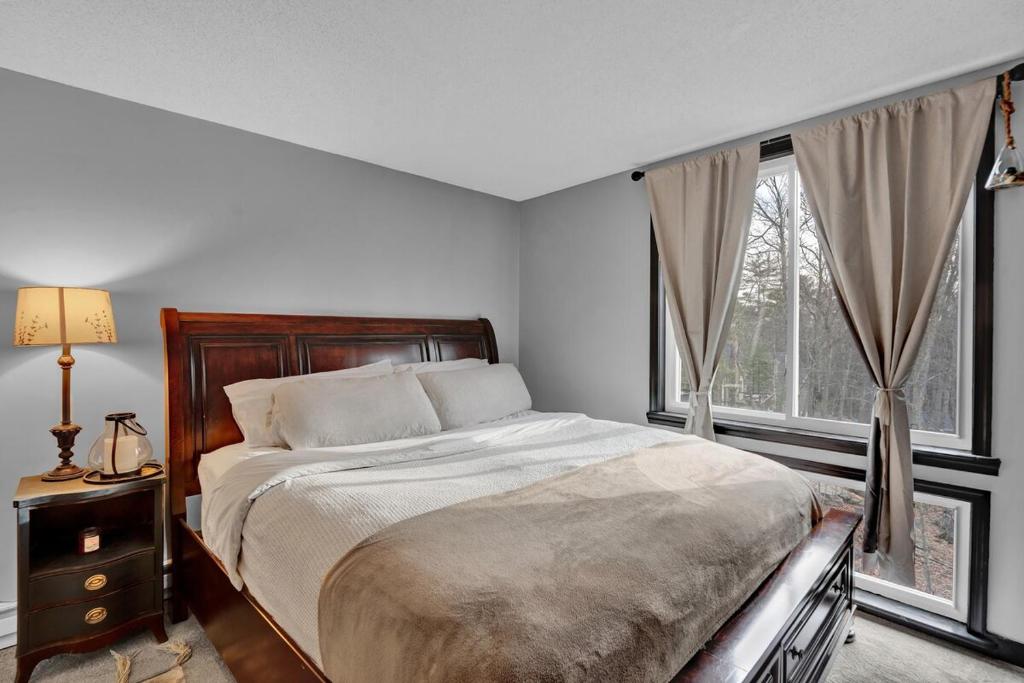 Fall and Winter Forest Retreat Private Spa, Sauna & Ski - Image 7