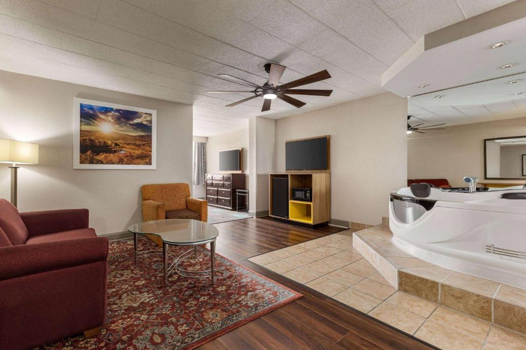 Days Hotel by Wyndham Allentown Airport / Lehigh Valley