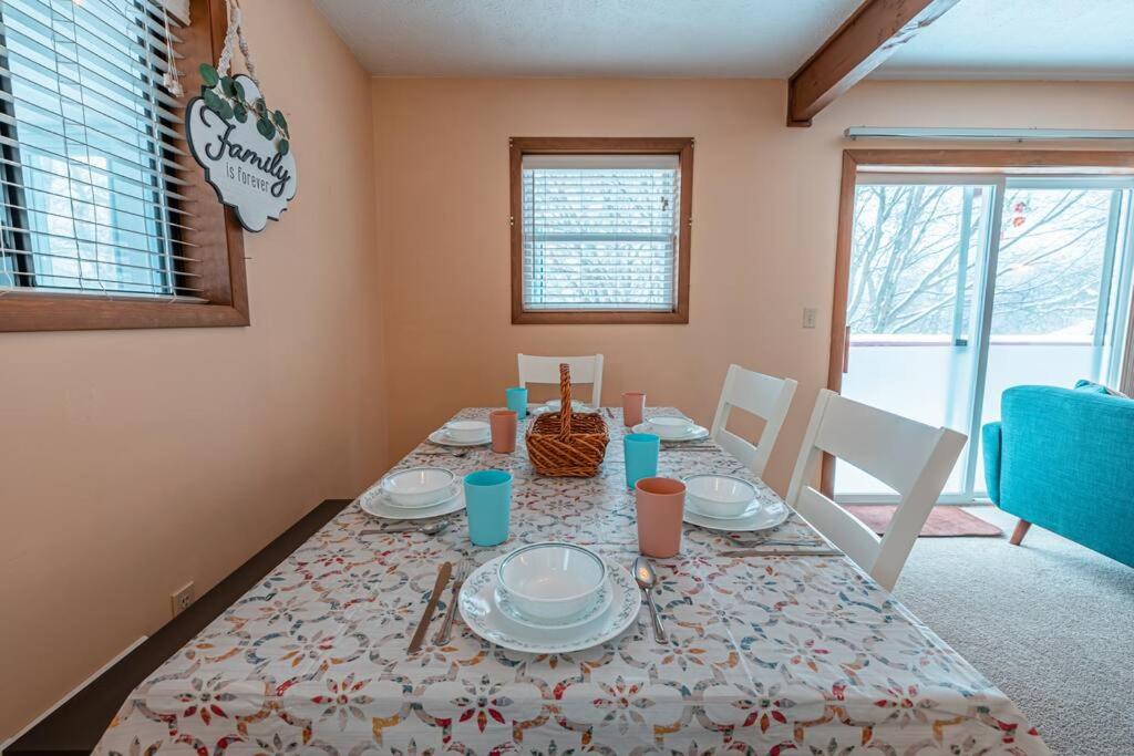 PoconoChalet-Hot Tub-Grill-Firepit-Games - Image 4