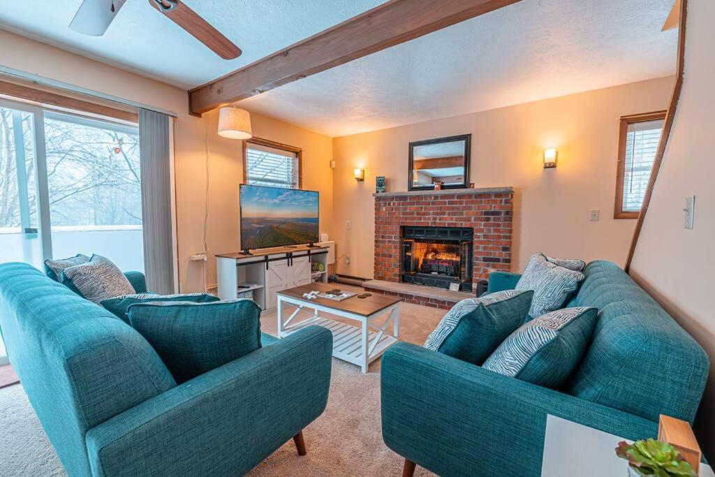 PoconoChalet-Hot Tub-Grill-Firepit-Games - Image 5