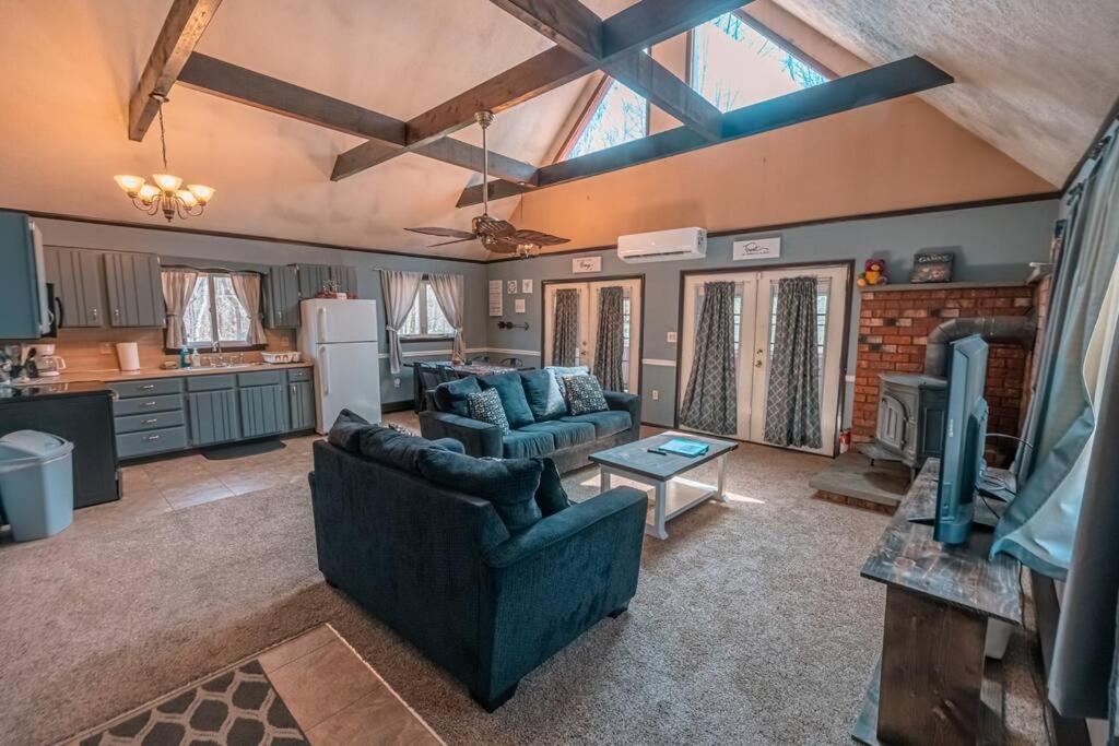 Cheerful Chalet - Fireplace, BBQ, Firepit& Hottub - Image 4