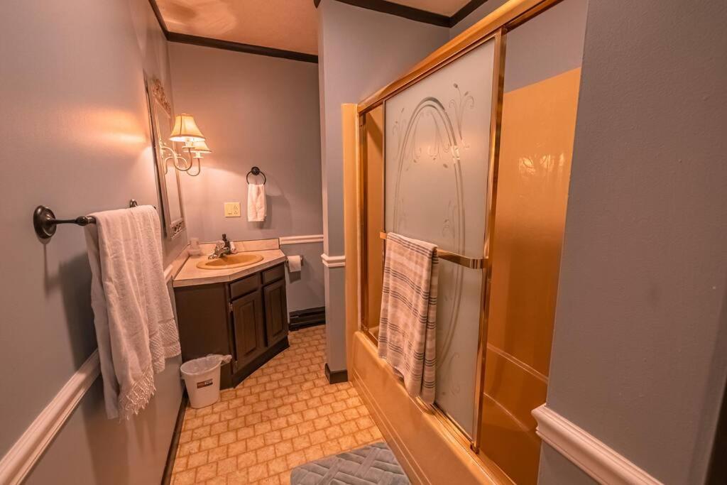 Cheerful Chalet - Fireplace, BBQ, Firepit& Hottub - Image 8