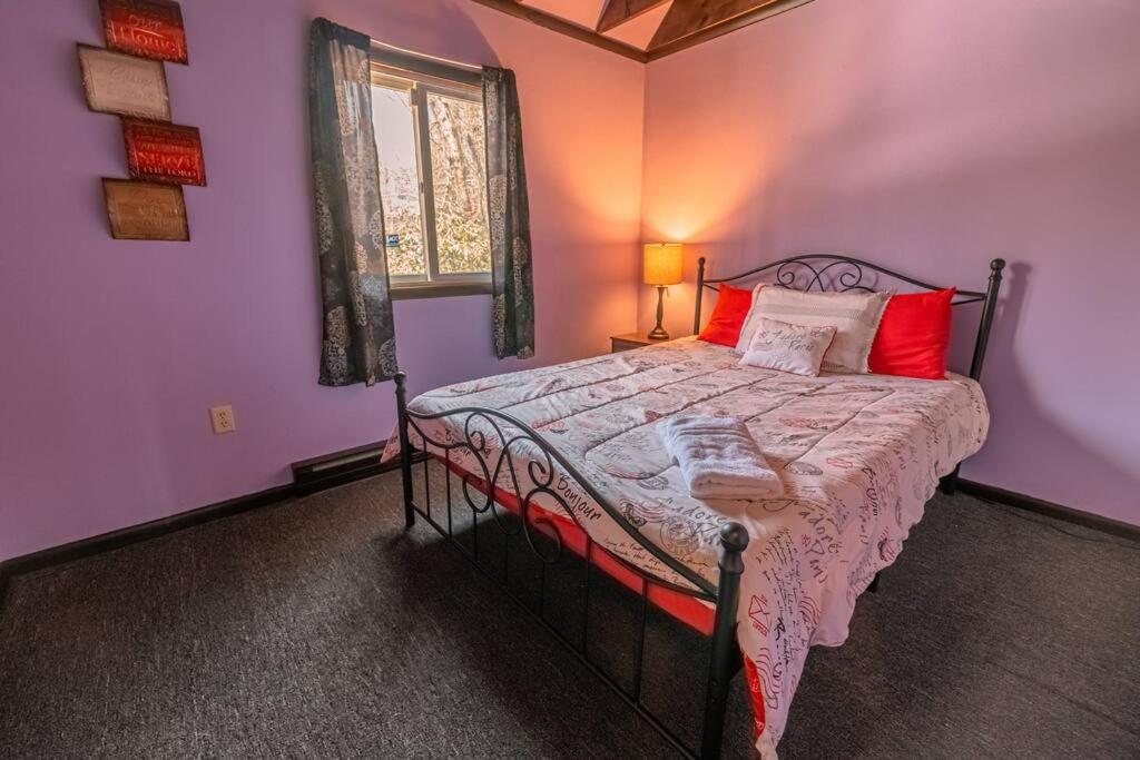 Cheerful Chalet - Fireplace, BBQ, Firepit& Hottub - Image 7