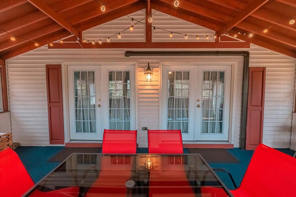 Cheerful Chalet - Fireplace, BBQ, Firepit& Hottub