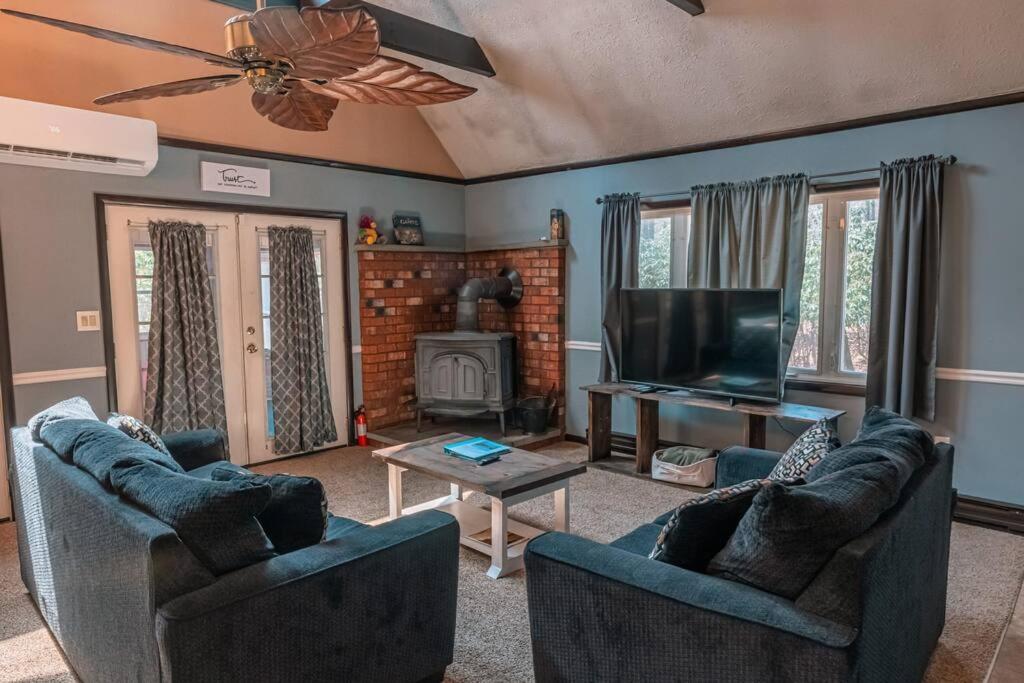 Cheerful Chalet - Fireplace, BBQ, Firepit& Hottub - Image 5